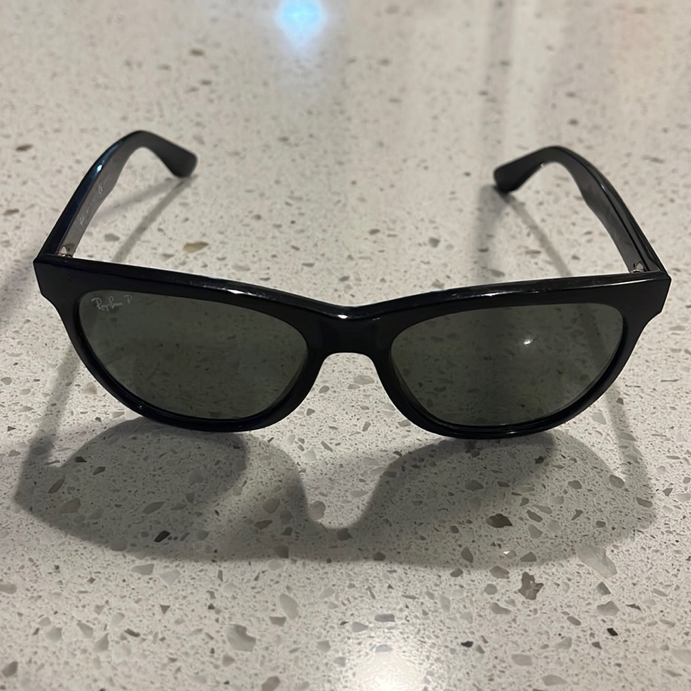 Black rayban polarized